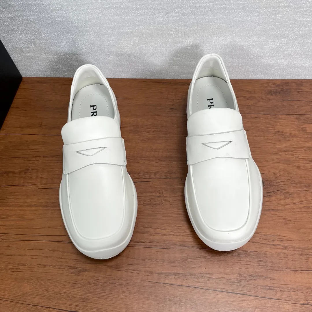 💰720 Code: YS003342 Prada/Prada men's new leather sneakers. These sneakers are made of imported calf leather and have a classic penny loafer upper design style, inspired by classic aesthetic concepts. Equipped with 3.5cm iconic red label lightweight elastic rubber soles, fabric and cowhide mixed lining, and silk-printed logo cowhide foot pads. The style is versatile and durable, comfortable and breathable, and comes with a full set of original packaging dust bags! Size: 39-40-41-42-43-44 Standard leather shoe size (45 can be customized but returns and exchanges are not supported) Item number: 4D3612 White